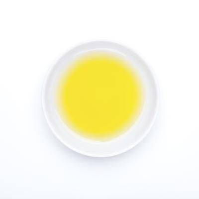 Graisser le fond et les côtés d'une casserole avec de l'huile d'olive ou de beurre.