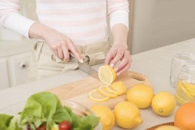 Mettez une couche de tranches de citron sur le fond du plat.