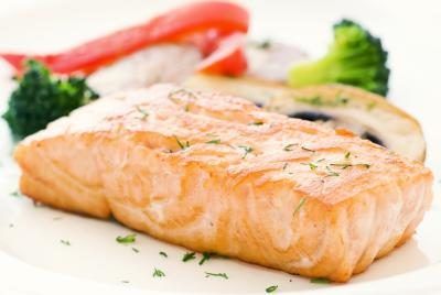 Cuire le saumon dans le four pendant 25 à 30 minutes.