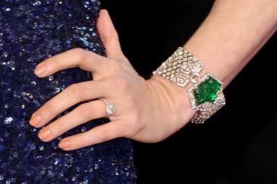 Bracelet émeraude et diamant sur la femme's hand