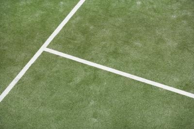 Courts de tennis en gazon synthétique offrent un entretien facile et le jeu en tout temps.