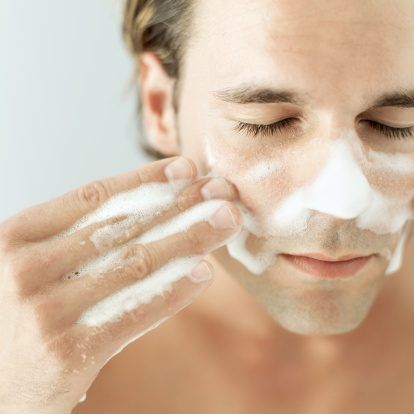 Appliquer un toner ou astringent pour votre visage une fois par jour.