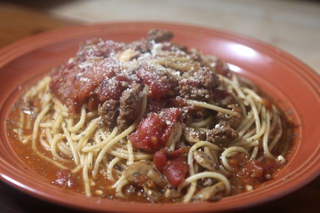 Comment ajouter le boeuf haché à la sauce spaghetti