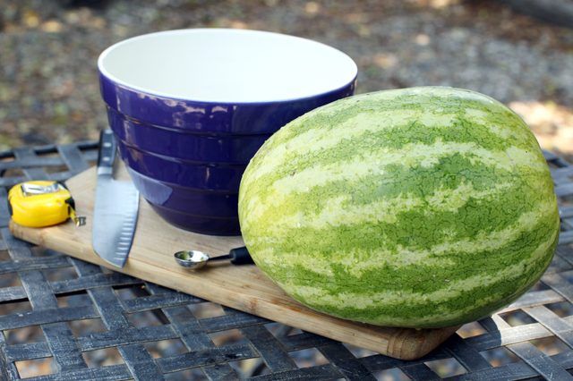 Comment Coupez un melon d'eau pour créer une crèche
