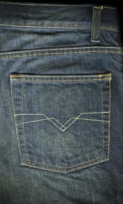 Le sac à dos sur une paire de jeans