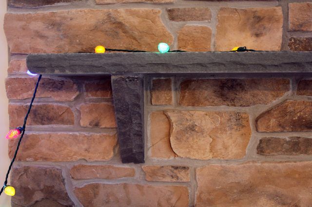 Comment décorer cheminées en pierre à Noël