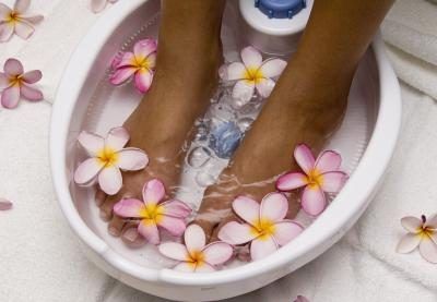Femme lavant ses pieds dans un bain de pieds