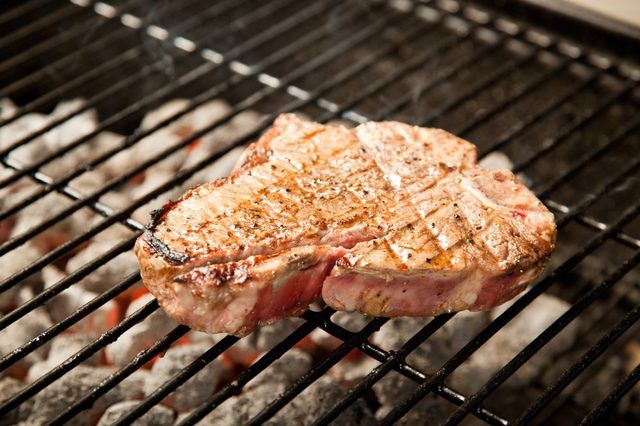 T-Bone steak sur le grill.