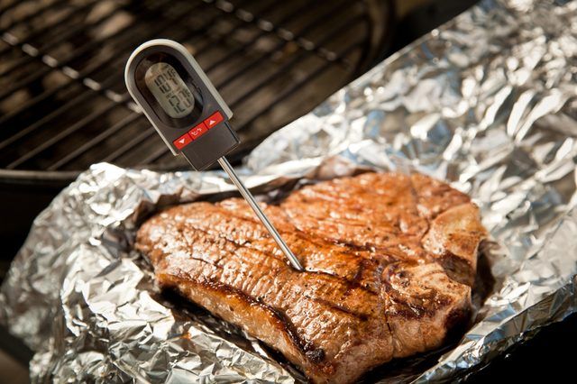 Thermomètre à viande dans un steak grillé.