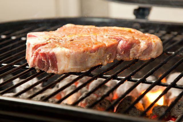 Steak cru sur éclairé grill au charbon.