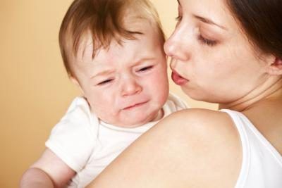 Une poire peut aider à déloger le mucus et d'aspiration de votre bébé's nostrils.