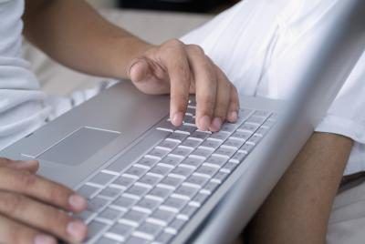 Femme taper sur un ordinateur portable