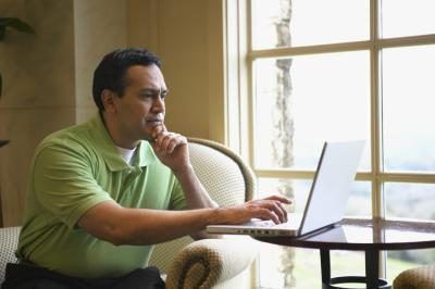 Homme lisant la lettre sur un ordinateur portable