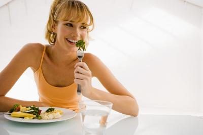 Femme de manger une salade