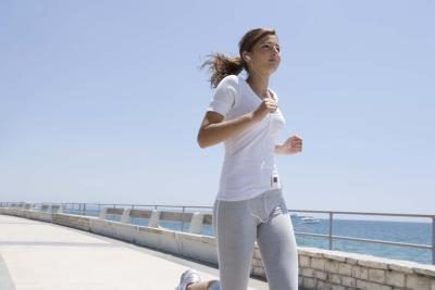 Jeune femme jogging