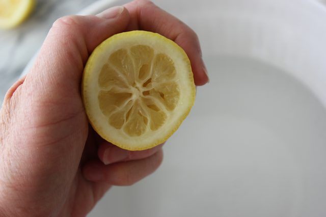 serrant un demi-citron