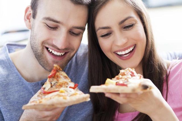 Couple manger de la pizza