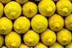 Les citrons sont un exemple de la nourriture aigre.