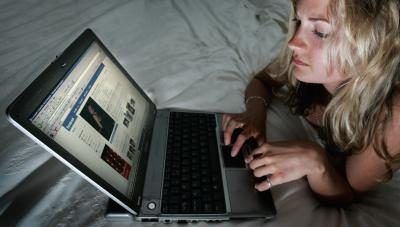 Femme utilisant un ordinateur portable pour consulter le site Web Facebook