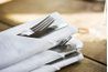Créer une poche de serviette pour héberger votre argenterie sur la table du dîner.